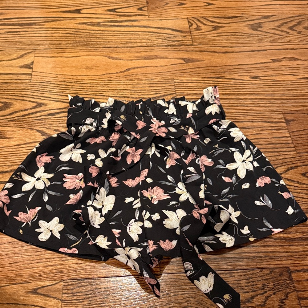 SHEIN Black Floral Tie-Waist Shorts